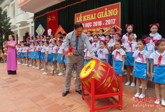 Đồng chí Lê Minh Thông đánh trống khai trường mở đầu cho một năm học mới tại trường Tiểu học Thị trấn Con Cuông