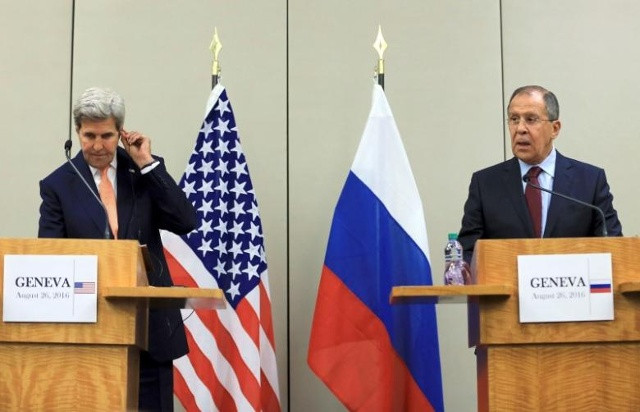 Ngoại trưởng Mỹ - John Kerry (bên trái) và người đồng cấp của Nga - Sergei Lavrov. Ảnh: Reuters