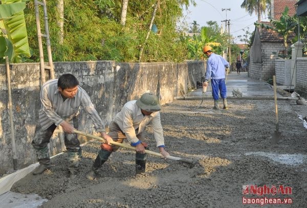 Làm đường nông thôn mới ở xã Diễn Yên (Diễn Châu). Ảnh: Văn Hải