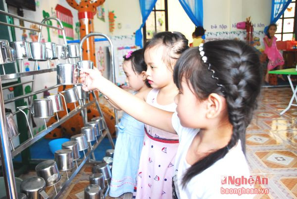 Các cháu được các cô giáo tập cho tính tự lập, tự lấy nước uống và cất cốc.