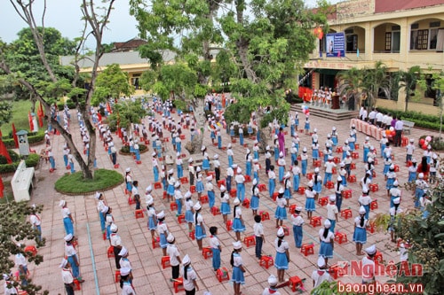 Toàn cảnh lễ khai giảng tại Trường Tiểu học Diễn Hoa, Diễn Châu.
