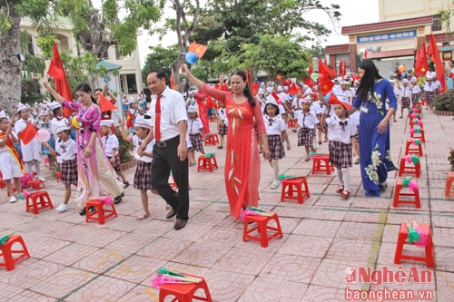 Ban giám hiệu và thầy cô giáo đón học sinh lớp 1.