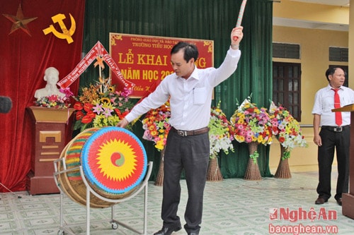 Đồng chí Hồ Phúc Hợp đánh trống khai giảng năm học mới tại Trường Tiểu học Diễn Hoa, Diễn Châu.