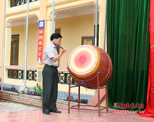 Đồng chí Nguyễn Văn Thông - Phó Bí thư Tỉnh ủy đánh trống khai giảng năm học mới.