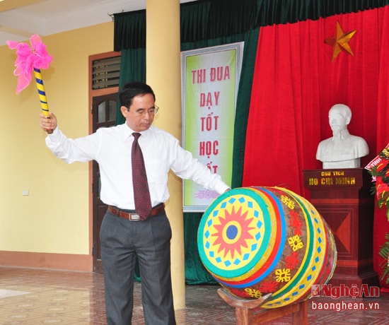 Đồng chí Nguyễn Hữu Lậm - Ủy viên Ban Thường vụ Tỉnh ủy, Trưởng ban Tổ chức Tỉnh ủy đánh trống khai giảng năm học mới 2016 - 2017