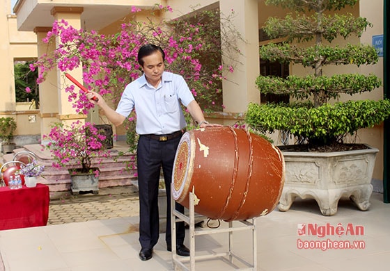Đồng chí Phó Chủ tịch UBND tỉnh đánh trống chào mừng năm học mới.