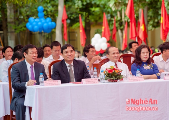 Các đại biểu tham dự buổi lễ khai giảng
