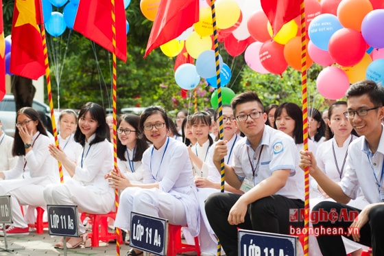 Học sinh Trường THPT chuyên Phan Bội Châu trong ngày đầu tiên của năm học mới