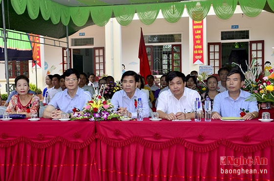 Phó Chủ tịch Thường trực UBND tỉnh Lê Xuân Đại về dự lễ khai giảng tại trường.