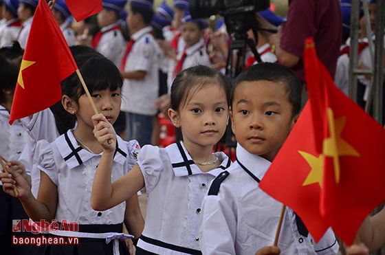 Học sinh lớp 1 háo hức nhập trường.
