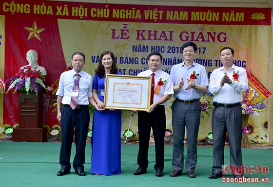 Phó Chủ tịch Thường trực UBND tỉnh Lê Xuân Đại trao bằng chứng nhận đạt chuẩn Quốc gia mức độ II cho nhà trường.