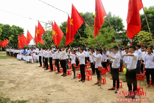 Học sinh lớp 10 nô nức trong ngày đầu đến ngôi trường mới.