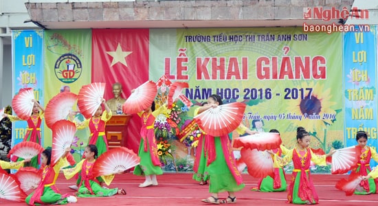 Tiết mục văn nghệ chào mừng Lễ Khai giảng của các em học sinh Trường Tiểu học Thị trấn Anh Sơn.