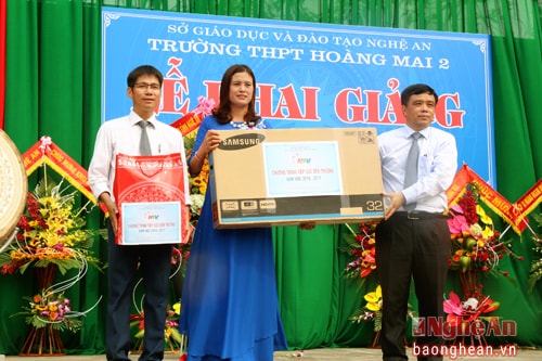 Thay mặt lãnh đạo tỉnh đồng chí Huỳnh Thanh Điền trao tặng nhà trường món quà ý nghĩa.