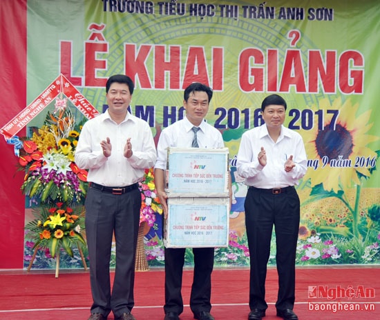 Đồng chí Lê Hồng Vinh và lãnh đạo huyện Anh Sơn tặng quà 
