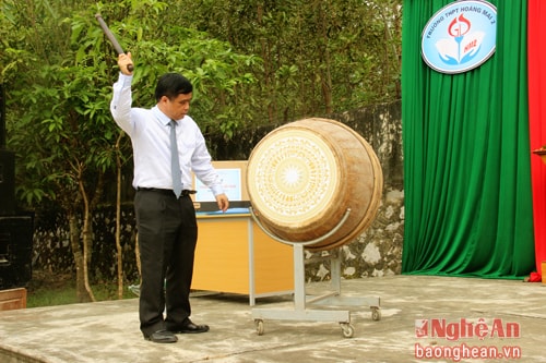 Đồng chí Huỳnh Thanh Điền - Phó Chủ tịch UBND tỉnh đánh trống khai giảng năm học mới.