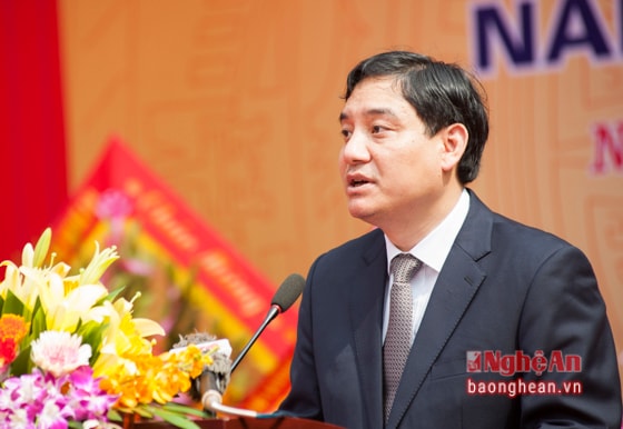 Đồng chí Nguyễn Đắc Vinh phát biểu tại buổi lễ khai giảng