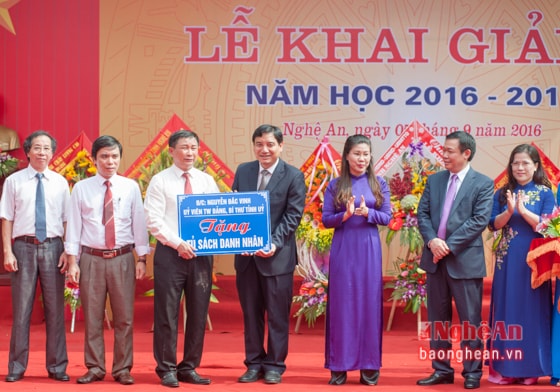 Đồng chí Bí thư Tỉnh ủy tặng tủ sách cho nhà trường