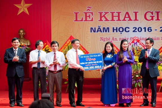 Tặng quà của Tập đoàn Tôn Hoa Sen cho Trường THPT Chuyên Phan Bội Châu