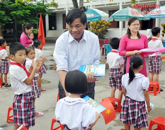Lãnh đạo Phòng Giáo dục và Đào tạo tặng quà cho các em học sinh Trường Tiểu học Thị trấn Anh Sơn.