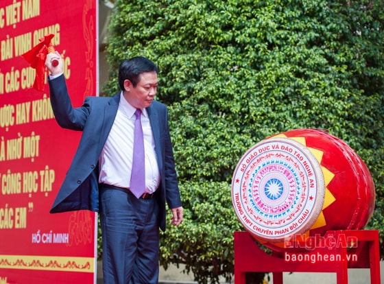 Phó Thủ tướng Vương Đình Huệ đánh trống chào mừng năm học mới