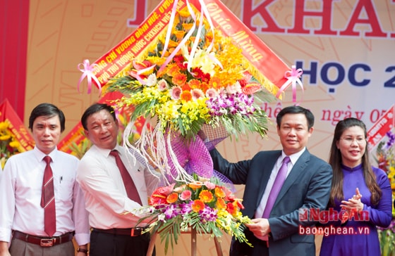 Phó Thủ tướng Vương Đình Huệ tặng hoa cho Tập thể lãnh đạo, giáo viên Trường THPT chuyên Phan Bội Châu