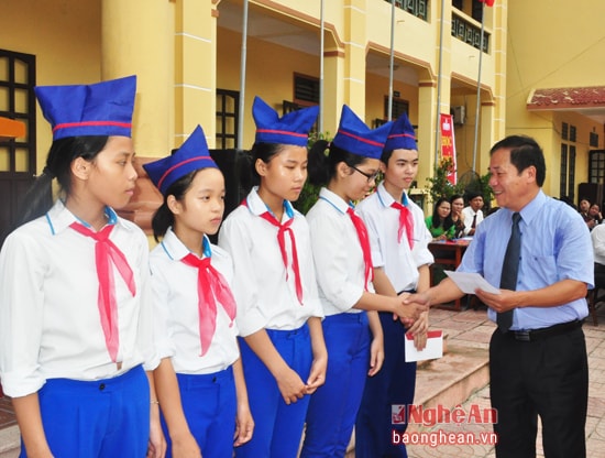 Đồng chí Lê Thành Nhân - Bí thư Huyện ủy Quỳnh Lưu tặng quà cho các học sinh nghèo học giỏi