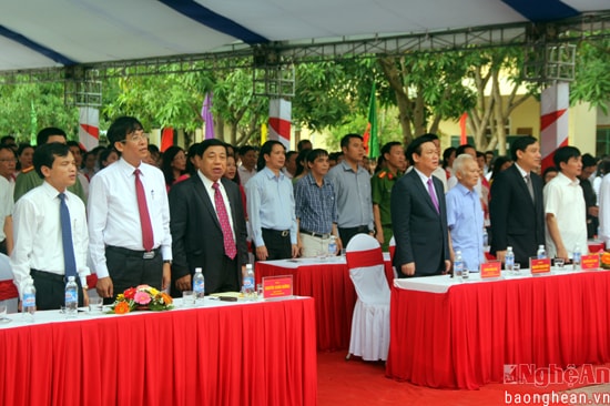 Các đồng chí lãnh đạo trung ương và lãnh đạo tỉnh dự lễ khai giảng.