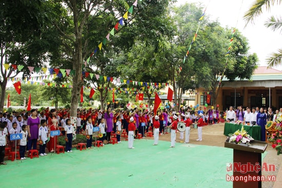 Học sinh trường Tiểu học Nghĩa Thọ trang nghiêm trong lễ chào cờ đầu tiên của năm học mới