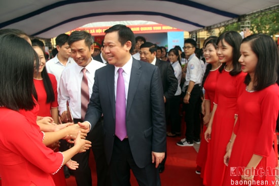 Phó Thủ tướng Vương Đình Huệ trò chuyện cùng các em học sinh tại lễ khai giảng.