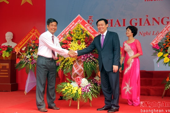 Phó Thủ tướng Vương Đình Huệ tặng hoa Hiệu trưởng Hoàng Văn Thái.