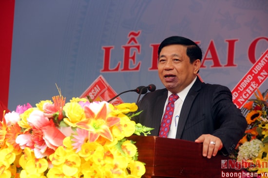 Chủ tịch UBND tỉnh Nguyễn Xuân Đường chúc mừng nhà trường.