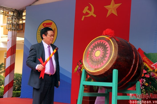 Phó Thủ tướng Vương Đình Huệ đánh trống khai giảng năm học mới.