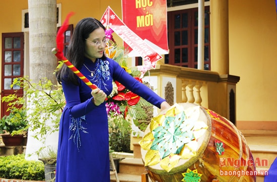 Đồng chí Nguyễn Thị Hiền đánh trống khai giảng năm học mới