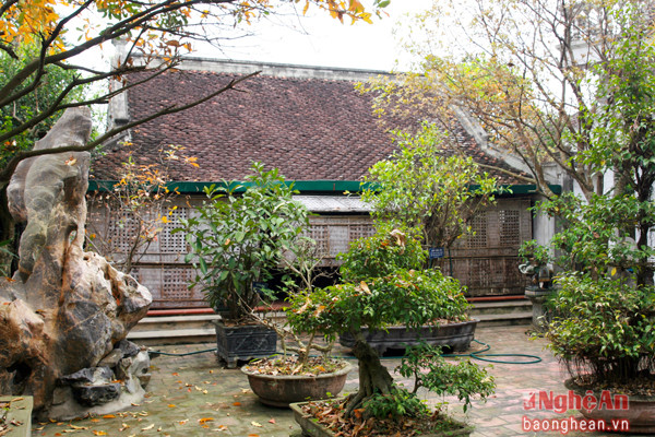 Nhìn bên ngoài, ngôi nhà của nhà văn- dịch giả Ông Văn Tùng dựng cất ở quê nhà (Nam Lĩnh, Nam Đàn) cũng đơn sơ, giản dị như rất nhiều ngôi nhà nông thôn xưa.