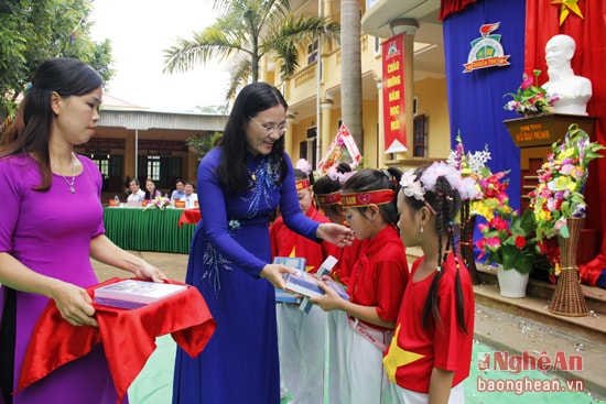 Dịp này, Chương trình tiếp sức đến trường tỉnh Nghệ An tặng 2.000 cuốn vở cho học sinh Trường tiểu học Nghĩa Thọ.