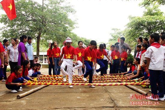 Sau buổi lễ khai giảng, học sinh được chơi nhiều trò chơi dân gian truyền thống làm tăng thêm sư hứng khởi của học sinh trong buổi lễ khai giảng.
