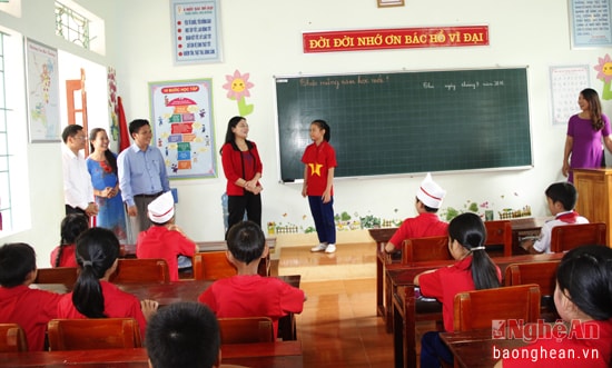 Phó Chủ tịch HĐND tỉnh thăm lớp 5B trong buổi học đầu tiên.