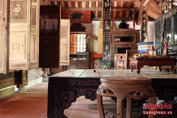 Sập gụ, tủ chè, các bức hoành phi, câu đối...trong căn nhà cũng là tâm huyết gìn giữ, sưu tầm hàng mấy chục năm của chủ nhân là nhà văn, dịch giả nổi tiếng Ông Văn Tùng.