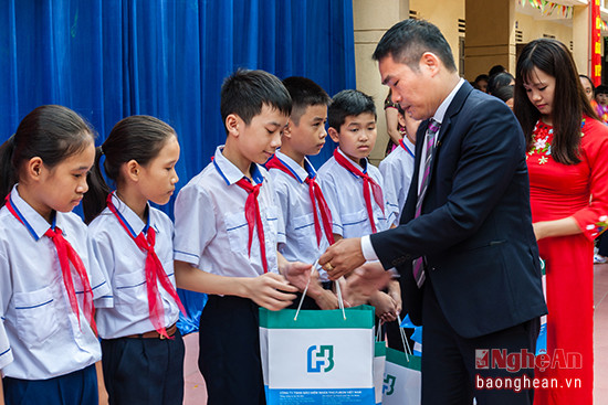 Công ty Bảo hiểm nhân thọ Fubon Life  trao 20 suất quà cho học sinh trường Trung học Cơ sở Trung Đô