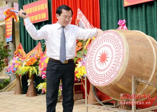 Đồng chí Đinh Viết Hồng đánh trống khai giảng năm học mới ở trường THPT Nam Yên Thành.