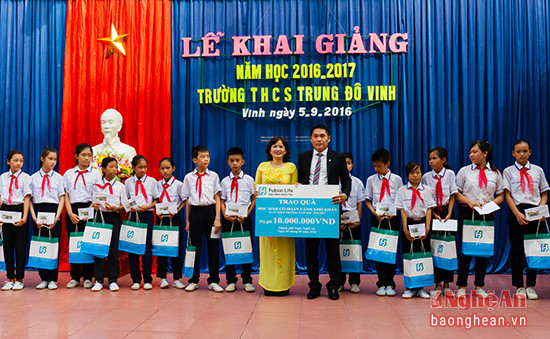 Trong lễ khai giảng năm học mới năm nay, Công Ty Bảo Hiểm Nhân Thọ Fubon Life Việt Nam trao quà cho 40 học sinh có hoàn cảnh khó khăn với tổng trị giá 20.000.000 đồng trên địa bản tỉnh Nghệ An