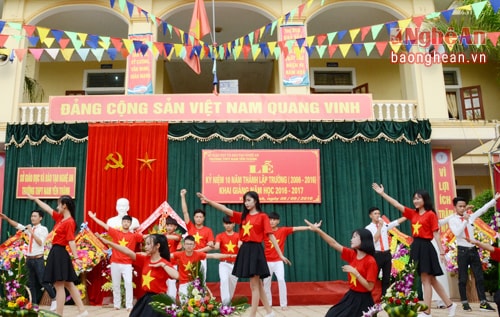 Chương trình văn nghệ đặc sắc, ấn tượng của thầy trò trường THPT Nam Yên Thành.