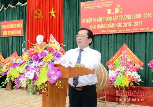 Đồng chí Đinh Viết Hồng biểu dương, đánh giá cao những kết quả đạt đạt của thầy và trò nhà trường.