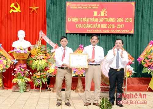 Trao Bằng khen của Chủ tịch UBND tỉnh cho tập thể Trường THPT Nam Yên Thành.