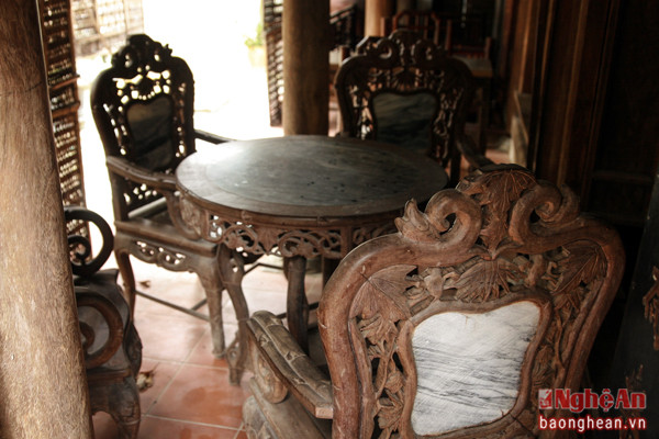 Bộ bàn ghế này cũng là cổ vật quý giá trong căn nhà.