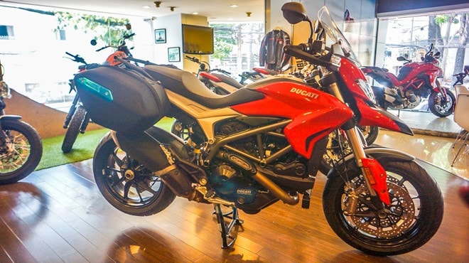 Ducati Hypermotard vaHyperstrada 939 đa dụng nhờ túi hông và kính chắn gió. Hyperstrada 939 co mat tai Viet Nam hinh anh 2