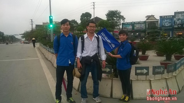 Nguyễn Quang ThạchAnh Thạch chia sẻ, đi bộ là cách thuận tiện nhất để anh có thể dừng lại bất cứ nơi nào cần để chia sẻ niềm yêu sách.