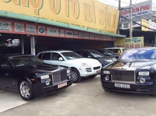 Xe sang Rolls-Royce Phantom của nữ đại gia Diệu Hiền nằm bên cửa hàng bán xe cũ.