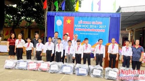 Trường Đại học Hà Nội tặng 331 chiếc cặp cho 331 em học sinh trong toàn trường